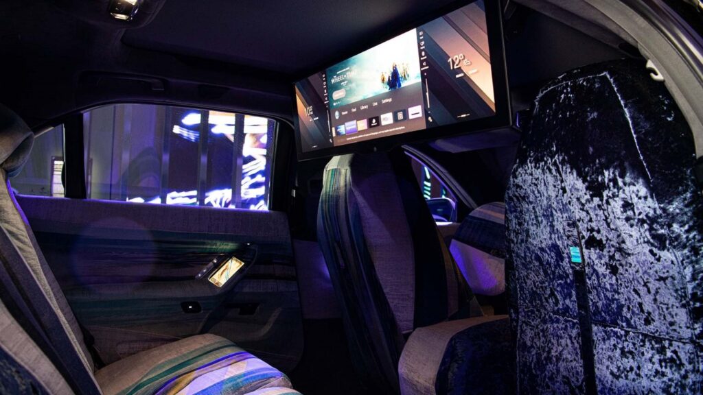 Manifesteren federatie Onderscheiden BMW presenteert 'gigantisch' 8K TV scherm voor in de auto